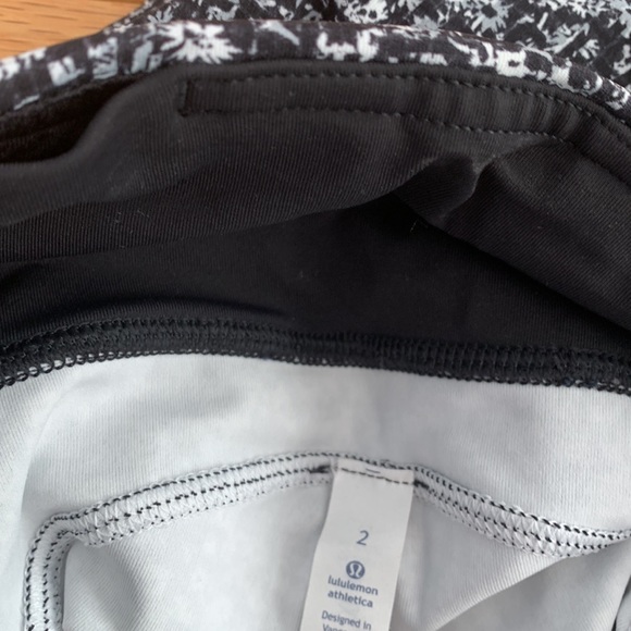 Lululemon Black and White Print Leggings Size 2. Mesh Detailing and Floral - Picture 5 of 5